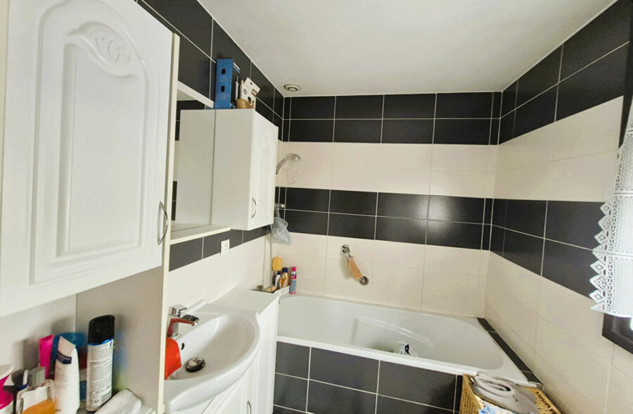 Maison des années  90, 3 chambres  , jardin , garage