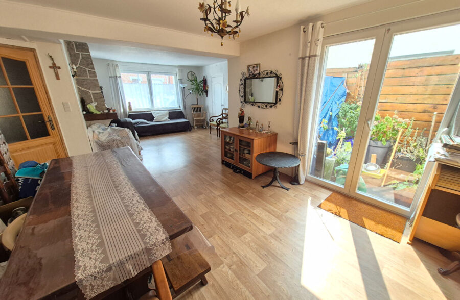 Maison Santes de SEMI PLAIN-PIED avec un extérieur