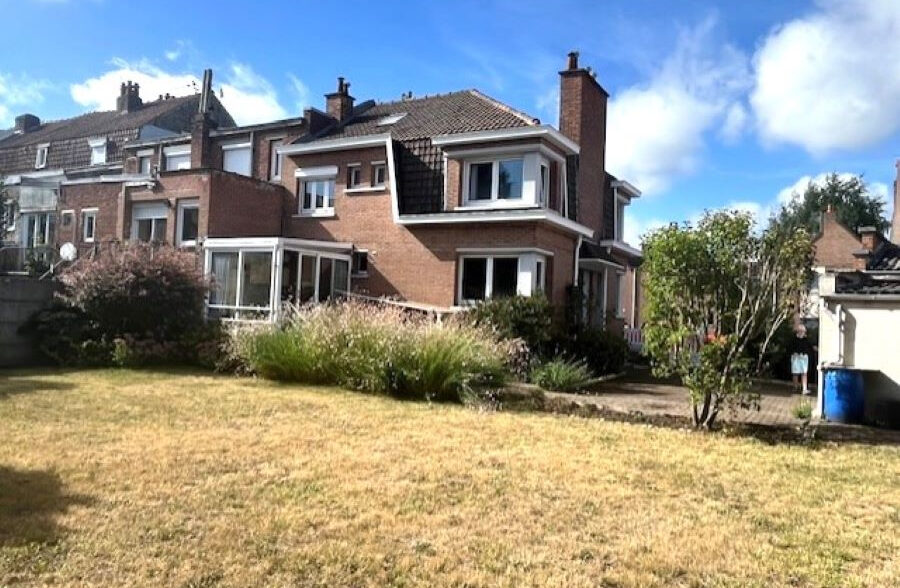 Grande maison de 1965 avec garages et jardin