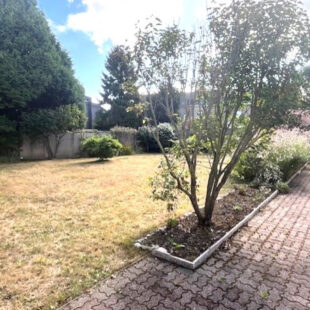 Grande maison de 1965 avec garages et jardin