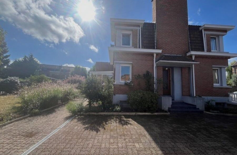 Grande maison de 1965 avec garages et jardin