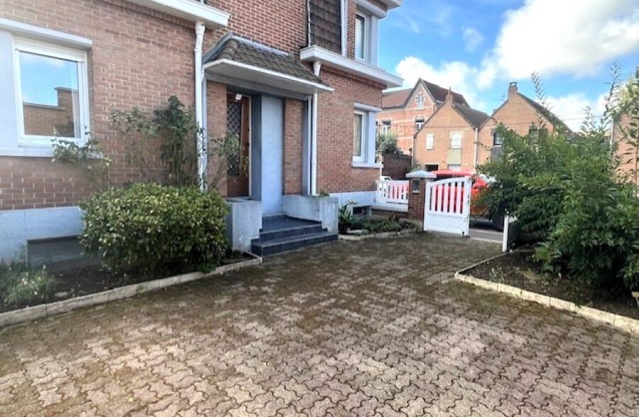 Grande maison de 1965 avec garages et jardin