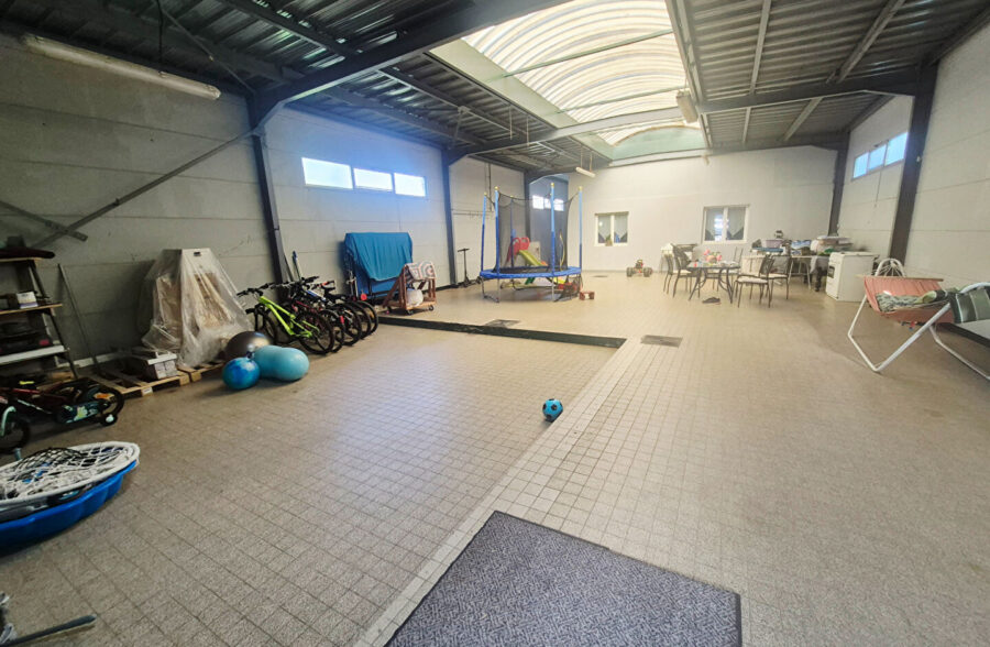Maison indivuduelle hangar et  grand garage