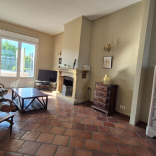 Grande maison familiale 4 grandes chambres, grand garage et grand jardin.