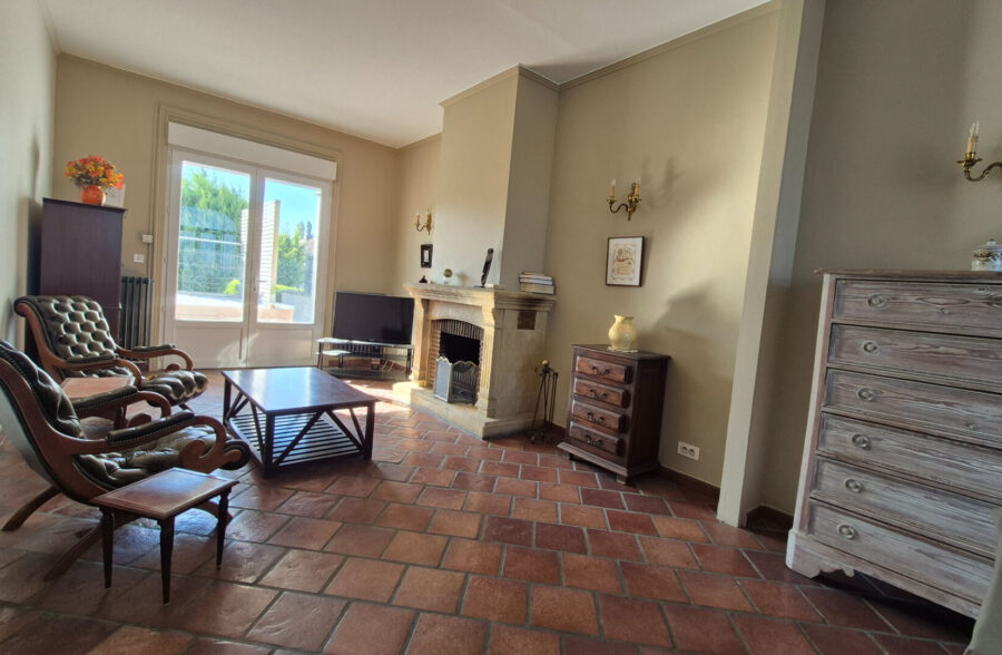 Grande maison familiale 4 grandes chambres, grand garage et grand jardin.