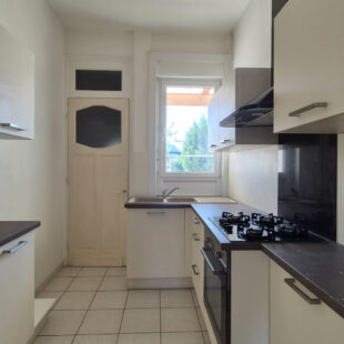 Grande maison familiale 4 grandes chambres, grand garage et grand jardin.