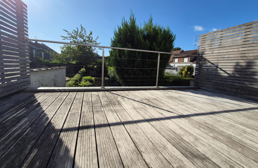 Grande maison familiale 4 grandes chambres, grand garage et grand jardin.