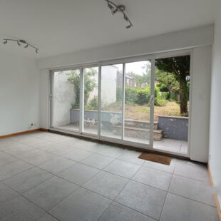 Grande maison familiale 4 grandes chambres, grand garage et grand jardin.