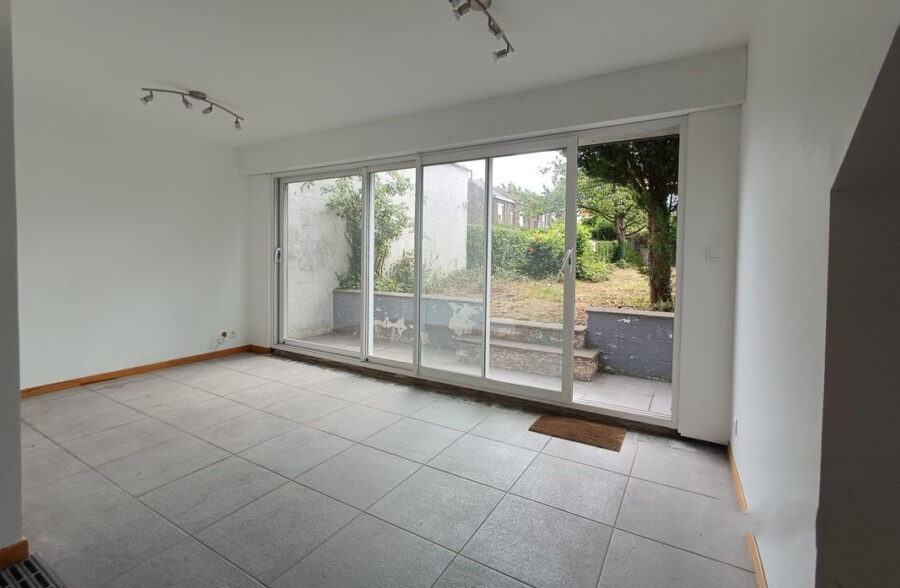 Grande maison familiale 4 grandes chambres, grand garage et grand jardin.