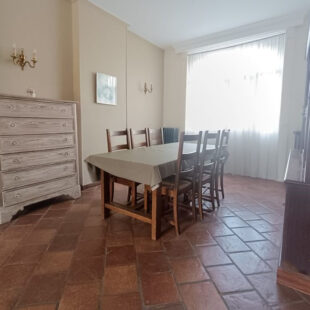 Grande maison familiale 4 grandes chambres, grand garage et grand jardin.