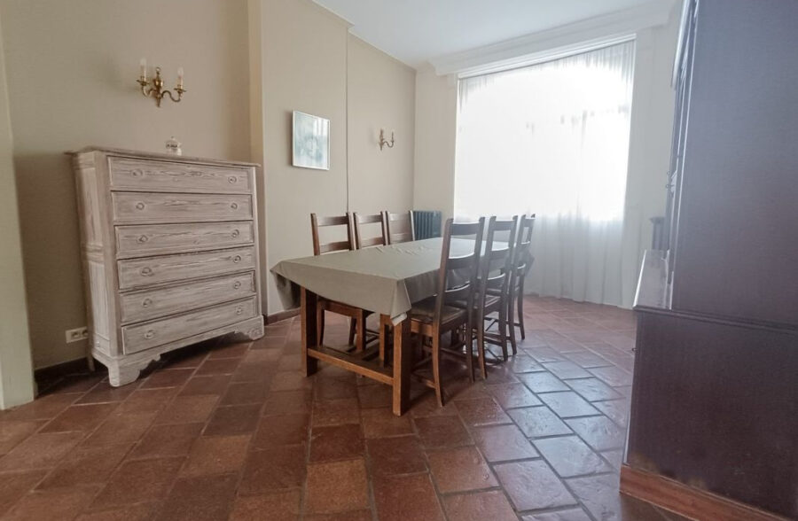 Grande maison familiale 4 grandes chambres, grand garage et grand jardin.