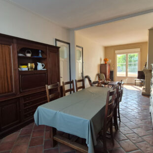 Grande maison familiale 4 grandes chambres, grand garage et grand jardin.