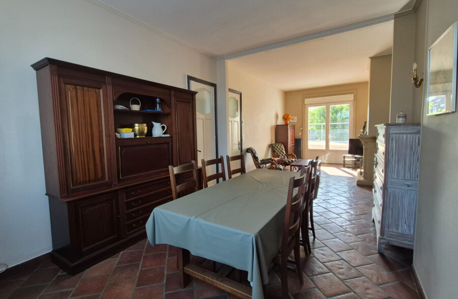 Grande maison familiale 4 grandes chambres, grand garage et grand jardin.