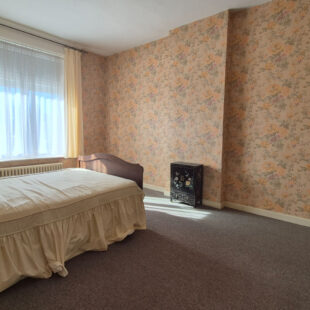 Grande maison familiale 4 grandes chambres, grand garage et grand jardin.