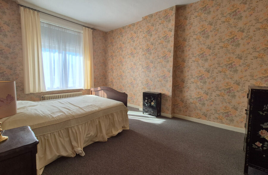 Grande maison familiale 4 grandes chambres, grand garage et grand jardin.