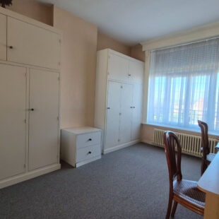 Grande maison familiale 4 grandes chambres, grand garage et grand jardin.