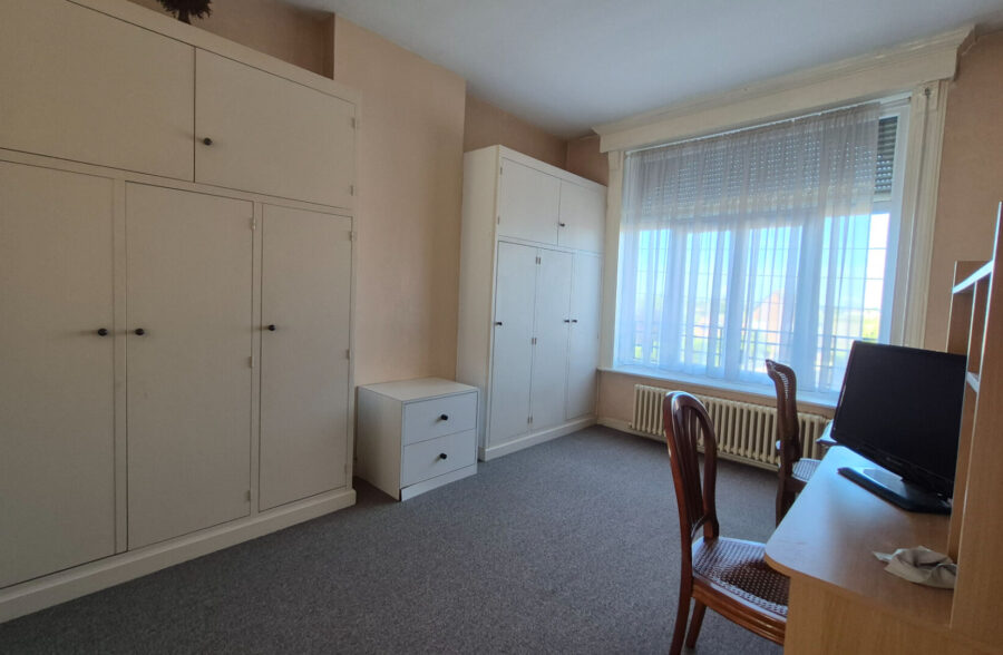 Grande maison familiale 4 grandes chambres, grand garage et grand jardin.