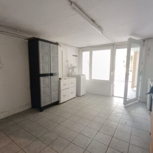 Grande maison familiale 4 grandes chambres, grand garage et grand jardin.