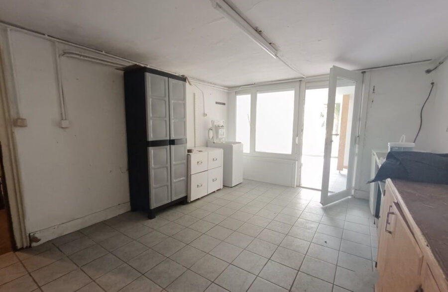 Grande maison familiale 4 grandes chambres, grand garage et grand jardin.
