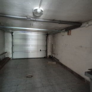Grande maison familiale 4 grandes chambres, grand garage et grand jardin.