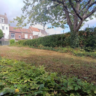 Grande maison familiale 4 grandes chambres, grand garage et grand jardin.