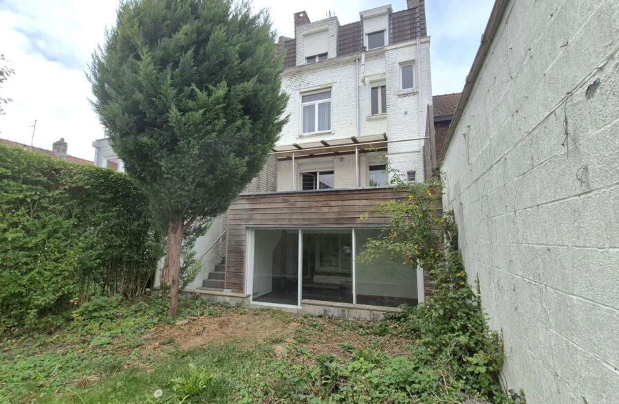 Grande maison familiale 4 grandes chambres, grand garage et grand jardin. Grande maison familiale 4 grandes chambres, grand garage et grand jardin.