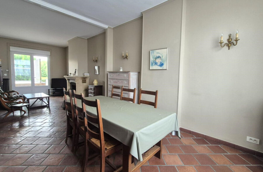 Grande maison familiale 4 grandes chambres, grand garage et grand jardin. Grande maison familiale 4 grandes chambres, grand garage et grand jardin.