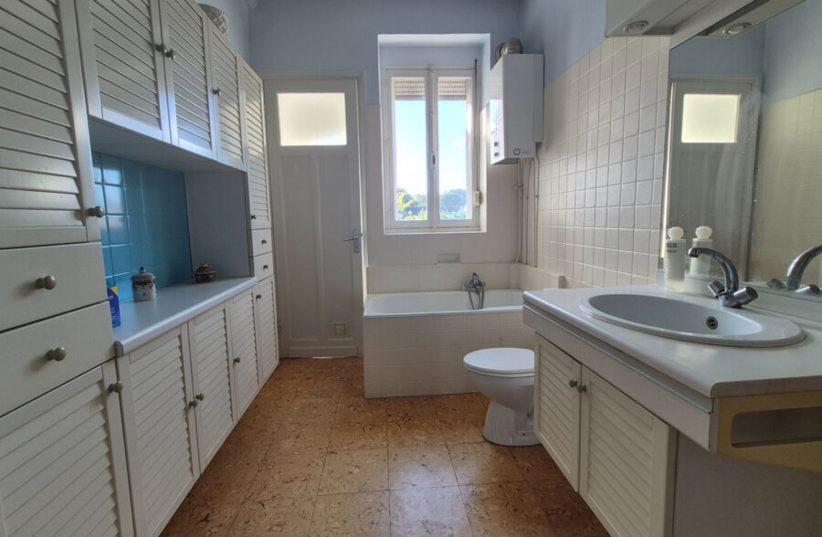 Grande maison familiale 4 grandes chambres, grand garage et grand jardin. Grande maison familiale 4 grandes chambres, grand garage et grand jardin.