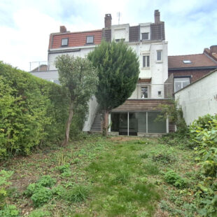 Grande maison familiale 4 grandes chambres, grand garage et grand jardin. Grande maison familiale 4 grandes chambres, grand garage et grand jardin.