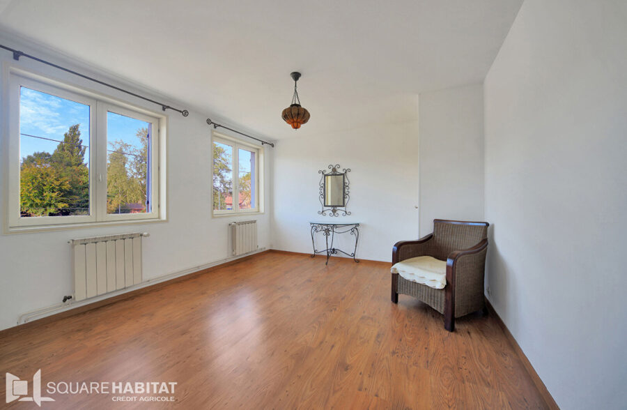 Maison Individuelle 2 chambres 1 bureau ou petite chambre 2 garages jardin