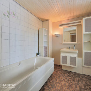 Maison Individuelle 2 chambres 1 bureau ou petite chambre 2 garages jardin