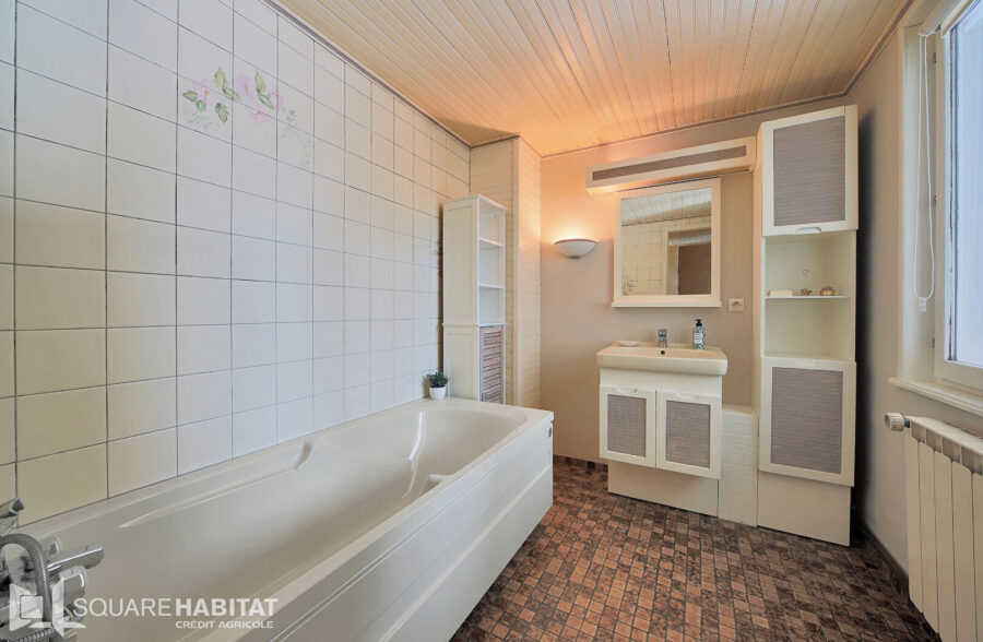 Maison Individuelle 2 chambres 1 bureau ou petite chambre 2 garages jardin