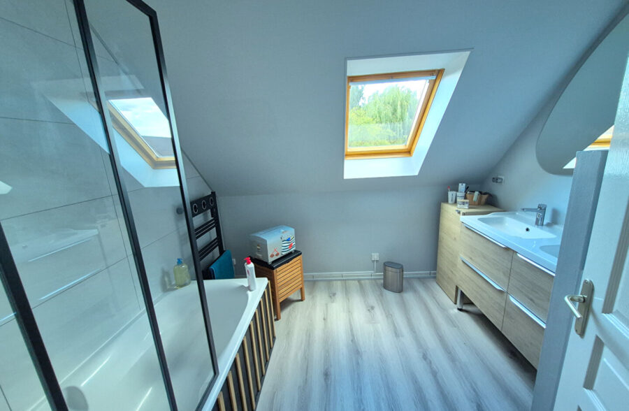 INDIVIDUELLE de SEMI PLAIN PIED, 4 chambres, jardin, garage, parking