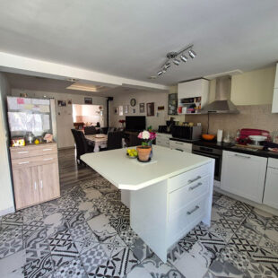 Maison avec jardin garage attenant et 2 très grandes chambres