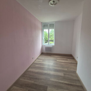 Maison comprenant 2 chambres et un jardin