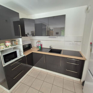 SEQUEDIN – Type 3 de 57m2 en RdC, terrasse, 2 places de parking, résidence récente