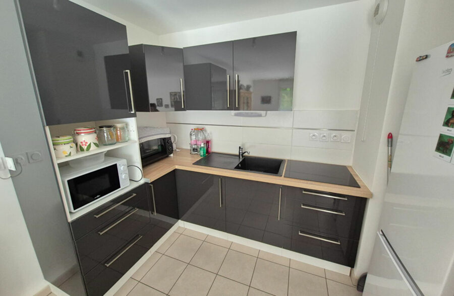 SEQUEDIN – Type 3 de 57m2 en RdC, terrasse, 2 places de parking, résidence récente