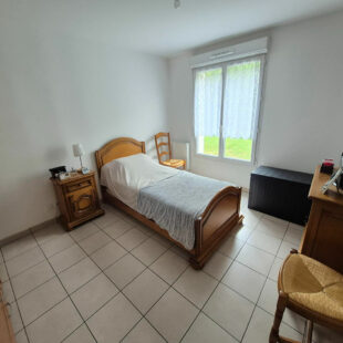 SEQUEDIN – Type 3 de 57m2 en RdC, terrasse, 2 places de parking, résidence récente