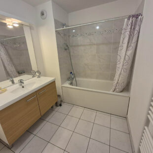 SEQUEDIN – Type 3 de 57m2 en RdC, terrasse, 2 places de parking, résidence récente