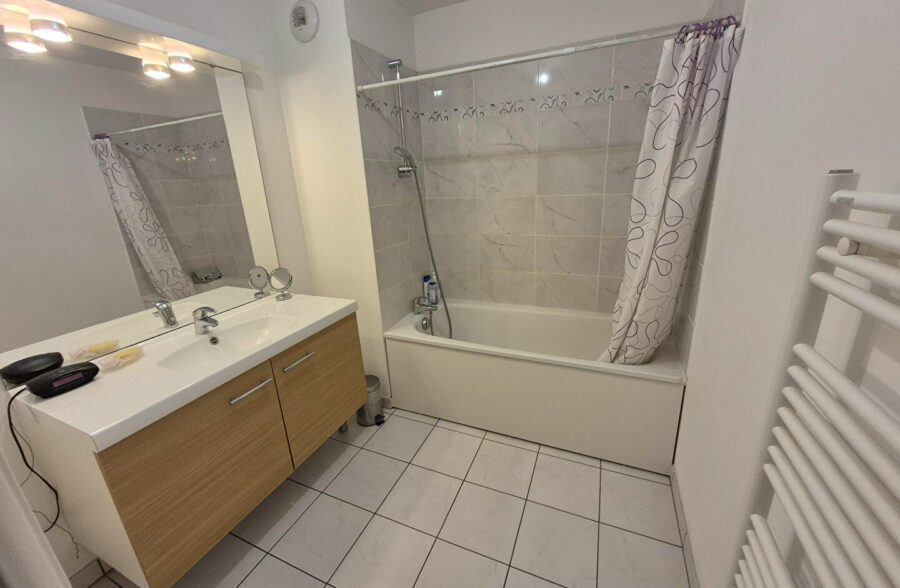 SEQUEDIN – Type 3 de 57m2 en RdC, terrasse, 2 places de parking, résidence récente