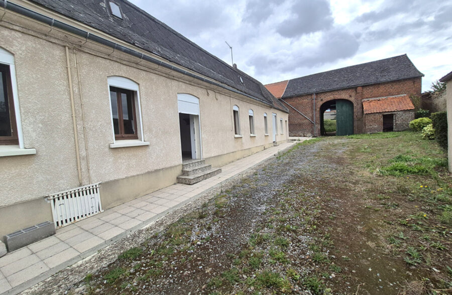 Longère individuelle , grange et hangar.