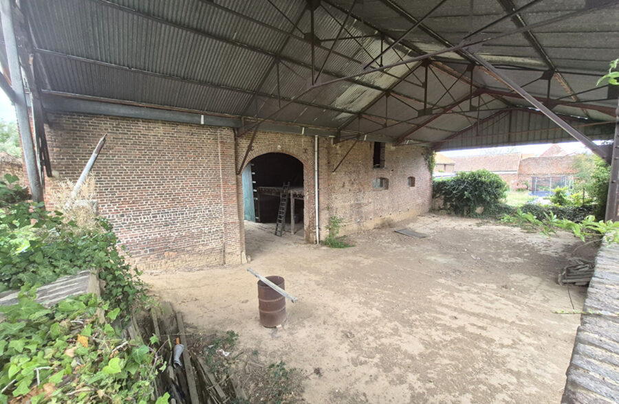 Longère individuelle , grange et hangar.