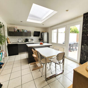 Charmante maison 1930 semi-individuelle avec garage et grand jardin !