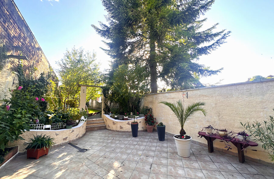 Immeuble avec commerce, habitation et jardin en coeur de ville.