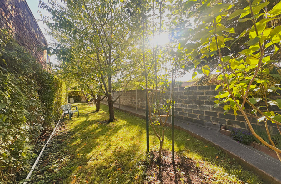 Immeuble avec commerce, habitation et jardin en coeur de ville.