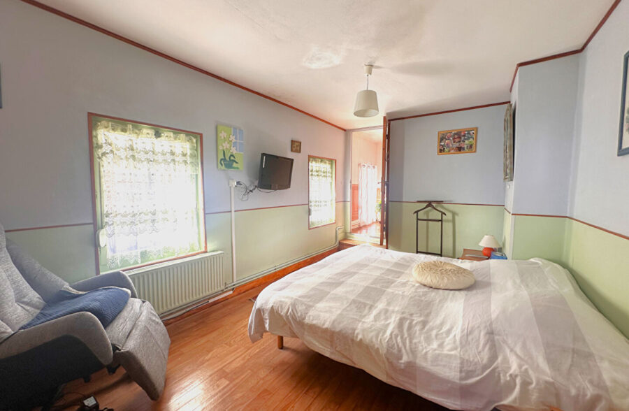 Immeuble avec commerce, habitation et jardin en coeur de ville.