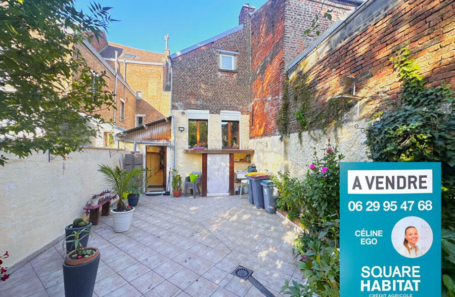 Immeuble avec commerce, habitation et jardin en coeur de ville.