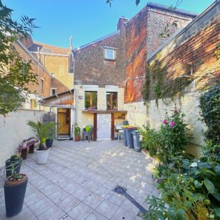 Immeuble avec commerce, habitation et jardin en coeur de ville.