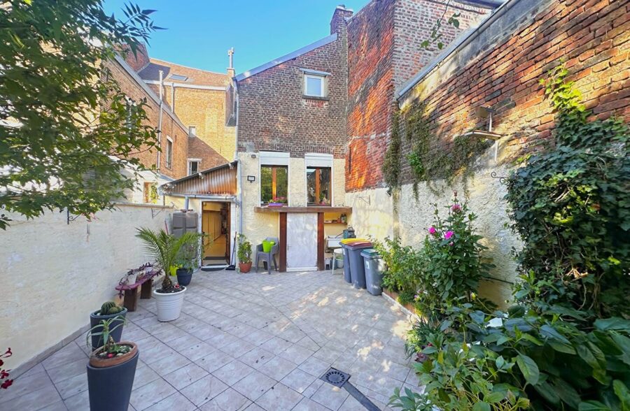 Immeuble avec commerce, habitation et jardin en coeur de ville.