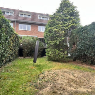 Large maison des années 60 dans une rue prisée